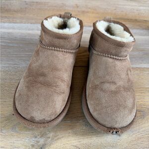 UGG Ultra Mini Girls Size 2